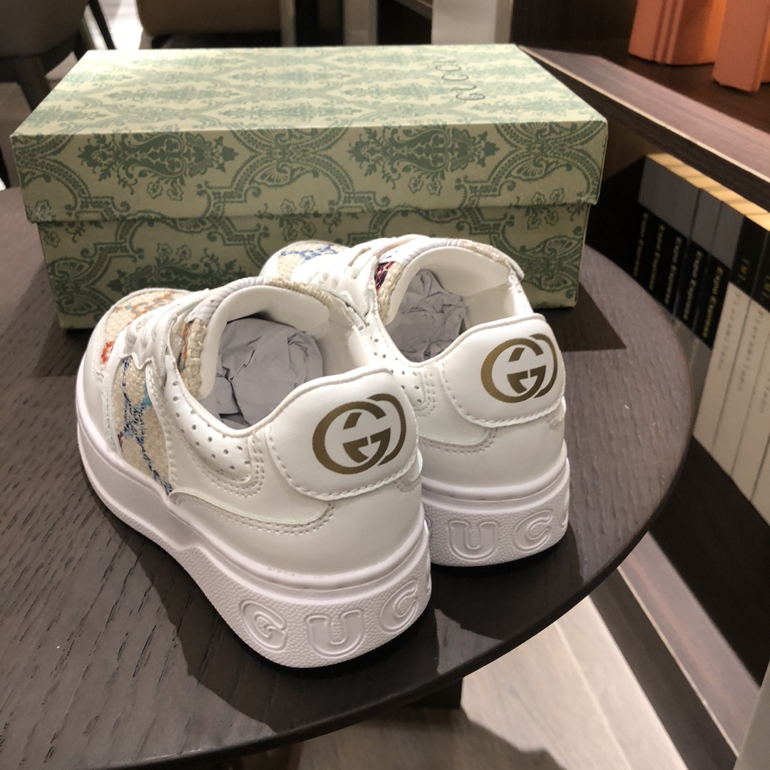 Children's shoes child